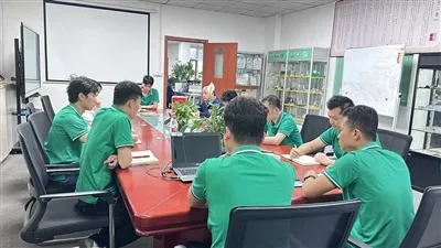 La fábrica de mecanicinas tiene una reunión de la mañana semanal